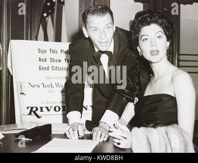 Frank Sinatra et Ava Gardner la signature d'un 'bons citoyens' gage, New York, septembre 19,1952. Le couple s'est marié l'année précédente après Sinatra divorcé de sa première femme, Nancy. (BSLOC   2015 17 224) Banque D'Images