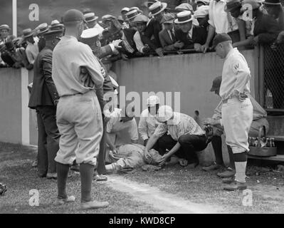 Babe Ruth assommé, au Griffith Stadium, Washington, D.C., Ruth s'est heurtée à un mur de béton tout en essayant d'attraper une fausse balle le 5 juillet 1924. (BSLOC   2015 17 28) Banque D'Images