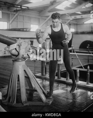 Boxeur Champion du monde Jack Dempsey dans la lutte contre la pose. Ca. 1920-24. (BSLOC   2015 17 70) Banque D'Images