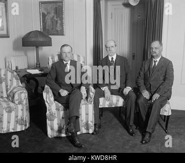 Le président Calvin Coolidge rencontre avec Charles Evans Hughes et Charles Curtis, le 3 août 1923. Coolidge est devenu président de la veille après Warren Harding est décédé subitement à San Francisco. Hughes a été secrétaire d'État et whip de l'opposition au Sénat a été Curtis. Ils se sont rencontrés dans la famille Coolidge residence à l'Hôtel Willard, à Washington D.C. (BSLOC   2015 16 13) Banque D'Images