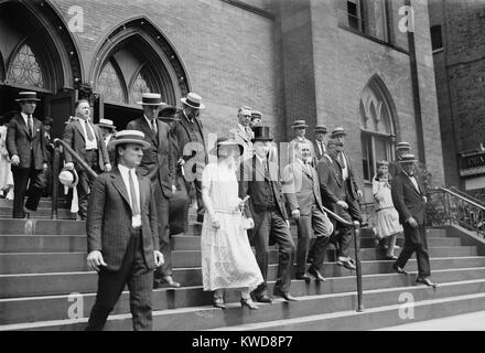 Le président Calvin Coolidge et la Première Dame Grace Coolidge en laissant l'église le 5 août, 1923. C'est le premier dimanche après la mort du président Warren Harding trois jours plus tôt. (BSLOC   2015 16 17) Banque D'Images