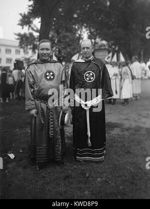 Hiram W. Evans, grand magicien du Ku Klux Klan, avec Kansas Grand Dragon Charles H. McBrayer. Le 8 août 1925. Ils conduisent une marche le long de Pennsylvania Avenue et le National Mall dans lequel on estime que 25 000 à 35 000 Klansmen ont participé. Leurs robes porter le 'MIOAK", un acronyme pour 'Mystic insigne d'un Klansman.' Il est communément appelé "la goutte de sang Croix'. (BSLOC   2015 16 170) Banque D'Images