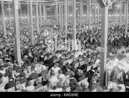 Évangéliste Billy Sunday's Tabernacle lors d'un réveil dans la ville de New York, 1917. La grande tente Hébergement 18 000 et le coût de 68 000 $ en 1917, 1 386 525 $ en 2016) (BSLOC 2016 8 112) Banque D'Images