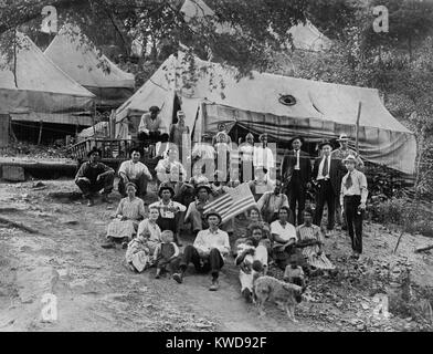 Syndicat en grève les mineurs et leurs familles vivant dans des tentes, Lick Creek, West Virginia, le 12 avril 1922. Le noir et blanc les grévistes sont expulsés de leurs maisons et l'entreprise a déménagé dans des camps de charbon soutenu par l'Union européenne. Une femme tient un drapeau américain (BSLOC 2016 8 43) Banque D'Images