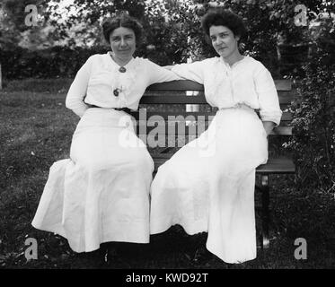 Ethel Bush Berry et Edna Berry ca. 1915. Ethel et son mari Clarence Berry sont devenus millionnaires de leurs concessions minières sur Eldorado Creek au cours de l'or du Klondike. Elle est devenue une célébrité, connu comme 'la mariée de la ruée vers l' après le partage de l'har (BSLOC 2016 8 49) Banque D'Images