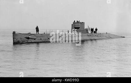 USS O-5 (SS-66) a été l'un des 16 sous-marins de classe O construit pour la Marine américaine pendant la Seconde Guerre mondiale 1. En 1921, les patrouilles sous la côte Atlantique à partir de Cape Cod à Key West, en Floride. Sa fin a commencé le 28 octobre 1923, lorsqu'elle a été percuté par un bateau à vapeur United Fruit Company et a coulé en moins d'une minute, tuant 3 des 19 hommes d'équipage (BSLOC   2016 10 104) Banque D'Images