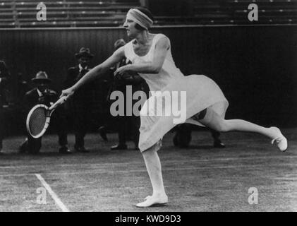 Suzanne Lenglen, balançant raquette de tennis sur les courts de Wimbledon, le 29 juin 1925. (BSLOC   2015 17 103) Banque D'Images