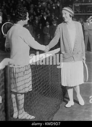 American Mary Browne, serre la main avec Suzanne Lenglen en français à la fin d'un match d'exhibition. Ils ont joué à New York en octobre 1926 après Lenglen vient devient professionnel et était en tournée avec Brown. (BSLOC   2015 17 105) Banque D'Images