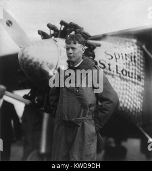 Charles A. Lindbergh, avec l'Esprit de Saint Louis, avant son vol de New York à Paris les 20 et 21 mai. Le pilote de 25 ans, le 12 mai 1927, au cours de la préparation de son vol historique (BSLOC   2016 10 152) Banque D'Images