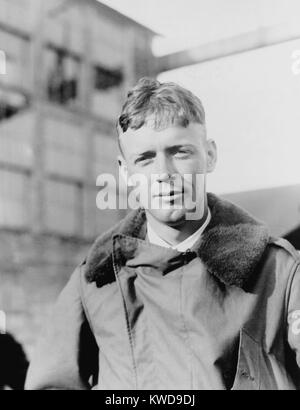 Charles A. Lindbergh à Curtiss Field, Long Island, New York, le 12 mai 1927. Il est arrivé trois heures plus tôt que prévu dans sa fuite de St Louis, Missouri, dans son monoplan Ryan, l'Esprit de Saint Louis (BSLOC   2016 10 153) Banque D'Images
