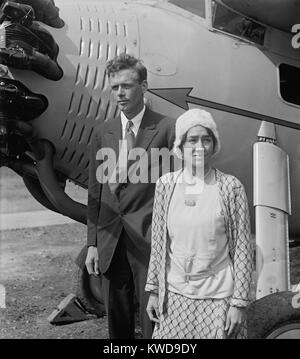 Charles Lindbergh et son épouse, Anne Le lendemain, au champ Bolling, Washington, D.C. 18 septembre 1929. Ils étaient sur le point de se rendre à Miami pour la première étape d'un long voyage en Amérique centrale (BSLOC   2016 10 156) Banque D'Images