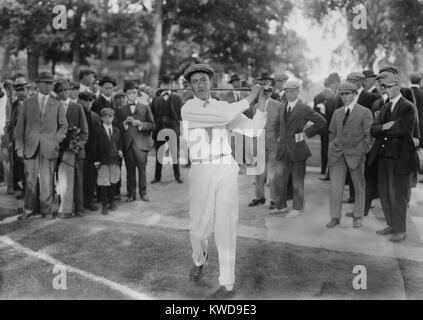 Le golfeur américain Francis Ouimet DeSales à l'US Open en 1913 à Brookline, MA. Ouimet, âgé de 20 ans a remporté l'US Open amateur titre dans un 18-trous, des éliminatoires avec cinq coups d'avance sur les Britanniques Harry Vardon et Ted Ray. 18 septembre à 20, 1913. Matthew Knight joué Ouimet dans le film de 2005 à propos de l'US Open en 1913, The Greatest Game Ever Played. (BSLOC   2015 17 111) Banque D'Images