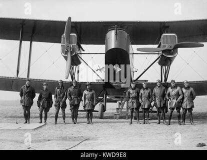 La Handley Page transport biplan à Bolling Field, ca. 1921. C'était un début de bomber utilisé par la Grande-Bretagne durant la PREMIÈRE GUERRE MONDIALE et a été l'un des plus importants au monde. En temps de paix, il a été réaménagé pour transporter le courrier et les passagers de l'air (BSLOC   2016 10 160) Banque D'Images