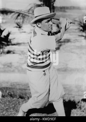 Golfeur professionnel américain Gene Sarazen jouer à Miami, en Floride. Le jeune homme de 19 ans a été récupérant d'une appendicectomie. 31/12/1921. (BSLOC   2015 17 116) Banque D'Images