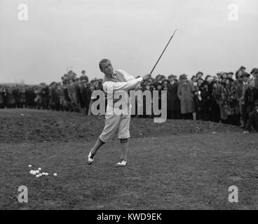 Golfeur professionnel américain Gene Sarazen jouant devant une foule de spectateurs, le 9 décembre 1922. À l'âge de 20 ans, Sarazen remporte son premier championnat majeur en 1922 : U.S. Open et le Championnat PGA. (BSLOC   2015 17 118) Banque D'Images