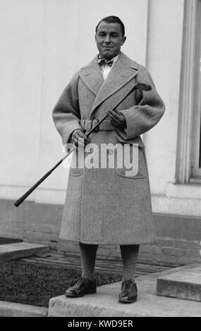 Golfeur professionnel américain Gene Sarazen jouer au golf devant une foule de spectateurs, le 9 décembre 1922. À l'âge de 20 ans, Sarazen remporte son premier championnat majeur en 1922 : U.S. Open et le Championnat PGA. (BSLOC   2015 17 119) Banque D'Images