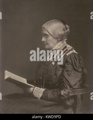 Susan B. Anthony en train de lire un livre, ca. 1900. Né en 1820, elle a célébré son 80e anniversaire à la Maison Blanche à l'invitation du Président William McKinley. (BSLOC   2015 17 195) Banque D'Images