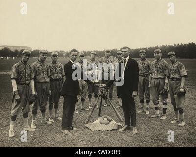 People's Drug Store baseball team standing posent avec leur trophée, 1921. La Washington, D.C. Des équipes d'amateurs se tient derrière un tableau symbolique de l'équipement de base-ball comme deux hommes en costumes le trophée change. (BSLOC 2015 17 2) Banque D'Images