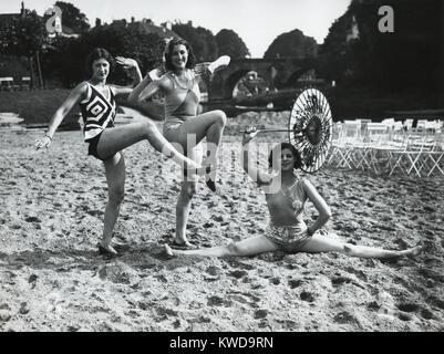 Les femmes françaises acrobatiques posent dans le dernier quartier à la mode de maillots de bain sur la plage de sable à Dieppe. Ca. 1925. (BSLOC   2015 17 202) Banque D'Images