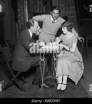 Earl Carroll signe pour jouer l'actrice Katherine Revner, 'Le Rat', 26 janvier 1925. Elle a joué "Odile" dans la production de Broadway qui a couru pour 192 représentations du 10 février 1925 - mai 1925. (BSLOC   2015 17 215) Banque D'Images