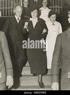 Mary Creighton (centre), laissant Nassau County Jail pour chanter chanter Prison, 20 janvier 1936. Le 16 juillet 1936, elle a été exécutée, avec son complice, Everett Applegate, pour le meurtre de poison (BSLOC Applegate Ada  2016 10 82) Banque D'Images