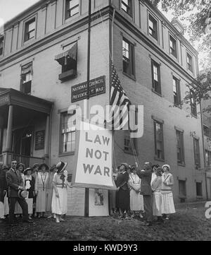 La LOI DE LA GUERRE, NON PAS sur la bannière du Conseil de l'AC pour la limitation des armements. Le 23 juillet 1923. Le Conseil partage un bâtiment avec la Ligue nationale des femmes électrices à Washington, D.C. (BSLOC   2016 10 99) Banque D'Images