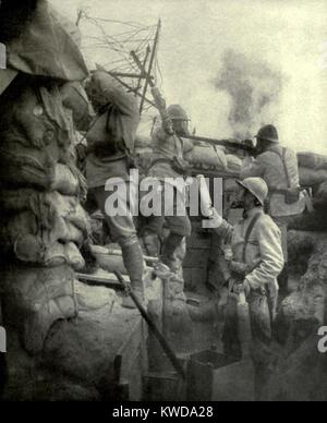 La Seconde Guerre mondiale 1. Offensive de la Somme. Deux soldats français bombes hurling (grenades) sur le parapet de la tranchée, tandis qu'un troisième mains-les au besoin. Ils sont près de combles, une ville française capturés et fortifiée par les Allemands. Action a eu lieu pendant la bataille de Guillemont, une offensive franco-britannique sur l'lieu village de Guillemont, de septembre 3-6, 1916. (BSLOC 2013 1 131) Banque D'Images