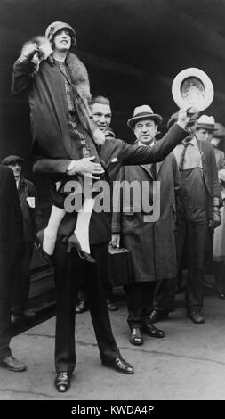 Boxeur Jack Dempsey à Chicago, hissant son épouse, Estelle Taylor, sur son épaule droite. Le 22 avril 1925. L'actrice de film était sa seconde épouse. (BSLOC   2015 17 74) Banque D'Images