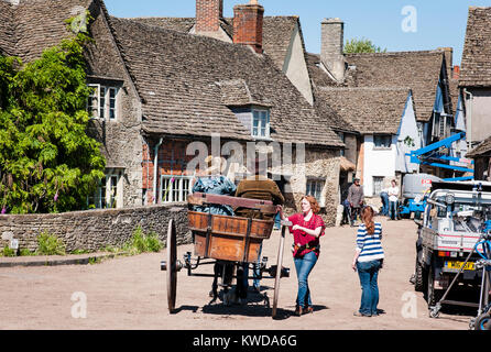 Celia Imrie et Jim Carter reçoit un briefing avant la prochaine tourné en tournage à la BBC à Cranford village Lacock Wiltshire England UK Banque D'Images