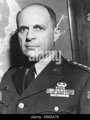 Le général Matthew Ridgeway, comme un général quatre étoiles, debout devant une carte du Japon. En avril 1951, il a remplacé le général Douglas MacArthur en tant que commandant des forces des Nations Unies en Corée et comme gouverneur militaire du Japon. Il a supervisé la restauration de la souveraineté du Japon (BSLOC 2016 7 28) Banque D'Images