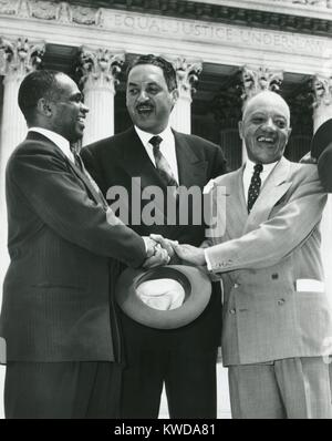 Les avocats des droits civils après la décision de la Cour suprême inconstitutionnelle la ségrégation scolaire, 17 mai 1954. L-R : George E.C. Hayes, Thurgood Marshall, Conseiller spécial pour la NAACP ; et James M. Nabrit, professeur et avocat à l'Université de Howard. (BSLOC Hayes a 2016 7 37) Banque D'Images