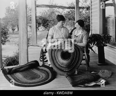 Deux femmes faire tapis de chiffon sur le porche, 1925-1930. Ces revêtements de sol ont été faites à partir de restes de tissus et vêtements usés, le recyclage matière dans l'artisanat folk américaine fonctionnelle (BSLOC 2016 8 108 ) Banque D'Images