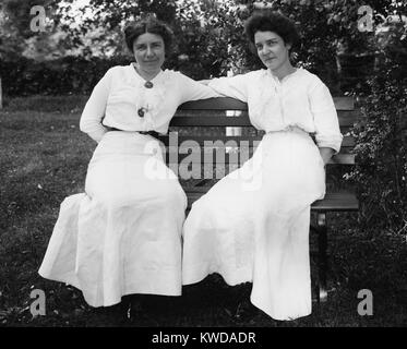 Ethel Bush Berry et Edna Berry ca. 1915. Ethel et son mari Clarence Berry sont devenus millionnaires de leurs concessions minières sur Eldorado Creek au cours de l'or du Klondike. Elle est devenue une célébrité, connu comme 'la mariée de la ruée vers l' après le partage de l'har (BSLOC 2016 8 49) Banque D'Images