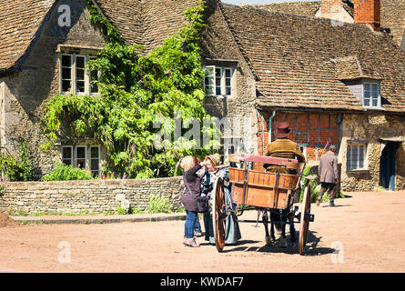Celia Imrie recevant le maquillage de dernière minute avant le prochain renouvellement tourné en tournage à la BBC à Cranford village Lacock Wiltshire England UK Banque D'Images