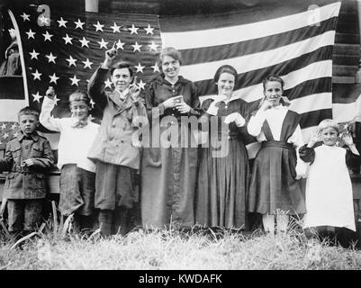 Les enfants sourds de l'École St. Rica, Cincinnati, chanter l'hymne national avec la langue des signes. L'école a été fondée en 1915 par le père Henry J. Waldhaus et enseignait encore les sourds dans BSLOC 2016 (2016 8 89) Banque D'Images