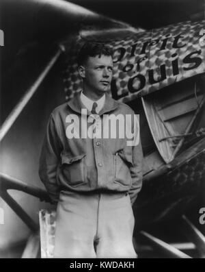 Charles Lindbergh, à l'aéroport du Bourget, Paris, avec l'Esprit de Saint Louis, le 31 mai 1927. Sur les 20 et 21 mai, il a terminé le premier vol sans escale entre New York et Paris en 1927 (BSLOC   2016 10 150) Banque D'Images