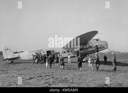 Transport avion Fokker Universal Système de conduites d'air à l'aérodrome de Washington, D.C.. Les passagers à l'arrivée à pied sur l'herbe au départ comme terrain d'atterrissage, les clients à évoluer vers l'aéronef (BSLOC   2016 10 163) Banque D'Images