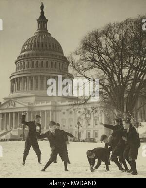 Sept garçons pages du Sénat en bataille de boules de neige en face de U.S. Capitol, ca. 1920 BSLOC  2016 (10 187) Banque D'Images