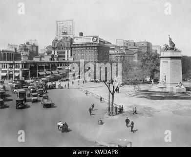 New York City's Columbus Circle à l'intersection de Broadway, 8e Avenue, et la 59e Rue. En 1921 Trollies, double decker bus, voitures, camions, chevaux et vendeurs pushcart shard la rue sur le coin sud-ouest de Central Park (BSLOC   2016 10 202) Banque D'Images