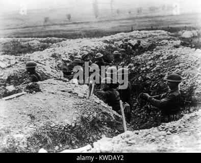 La Seconde Guerre mondiale 1. Les troupes américaines occupent une position dans les tranchées près de Verdun, France. La vallée de la Meuse, où la grande bataille de Verdun a été menée en 1916, peut être vu dans l'arrière-plan. Verdun-sur-Meuse, France. 1918. (BSLOC 2013 1 109) Banque D'Images