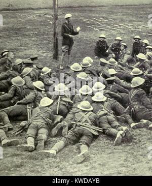 La Seconde Guerre mondiale 1. Offensive de la Somme. Un officier canadien soldats donnant les dernières instructions avant d'entrer dans la bataille le 1 juillet 1916. Il le premier jour de l'offensive alliée alors appelé le Grand Push, maintenant connu sous le nom de la bataille de la Somme. (BSLOC 2013 1 116) Banque D'Images