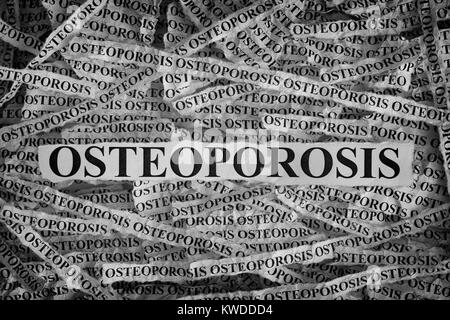 L'ostéoporose. Morceaux de papier avec word l'ostéoporose. Notion de droit. Noir et blanc. Libre. Banque D'Images