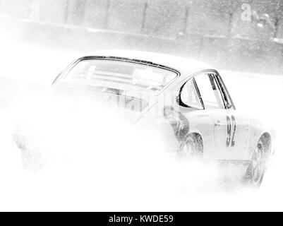 Porsche 911, la pluie en 6 heures de Spa classique noir et blanc, pas de 92 Banque D'Images