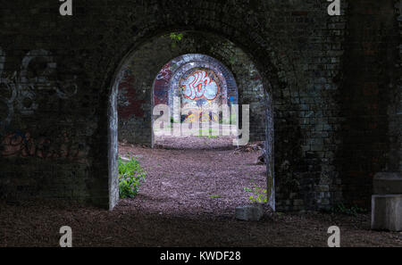 Sous le viaduc ferroviaire de graffiti, le Dr Newton's Way, Stroud, Gloucestershire, Royaume-Uni Banque D'Images