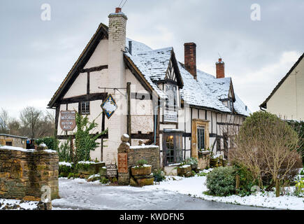 The Fleece Inn dans la neige en décembre. South Littleton, Worcestershire, Angleterre. Banque D'Images