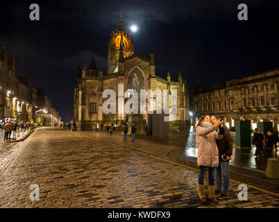 La lune se lève au-dessus de la cathédrale St Giles à Edinburgh's Royal Mile. Banque D'Images