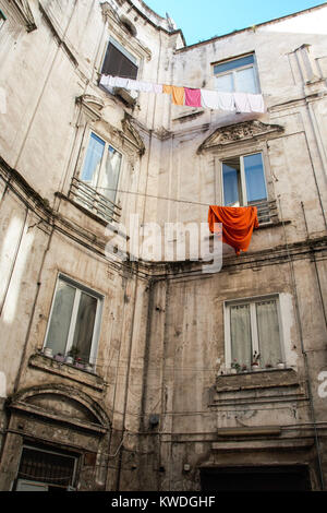 Blanchisserie suspendu dans l'courtryard du palais baroque Sanfelice à Naples, Italie Banque D'Images