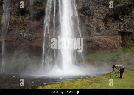 SELJALANDFOSS MAGNIFIQUE CHUTE D'EAU EST DANS LE SUD DE L'ISLANDE ET UN ARRÊT préférés des photographes. Banque D'Images