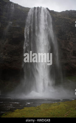 SELJALANDFOSS MAGNIFIQUE CHUTE D'EAU EST DANS LE SUD DE L'ISLANDE ET UN ARRÊT préférés des photographes. Banque D'Images