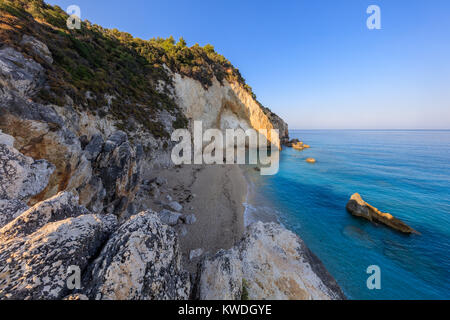 Vue depuis le cap Nikita à petite plage. Agios Nikitas. Lefkada, Grèce Banque D'Images